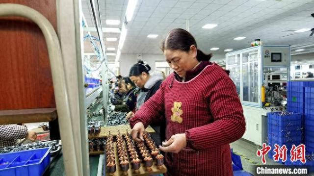 帮扶车间复工忙湖南桃江就近上岗促增收