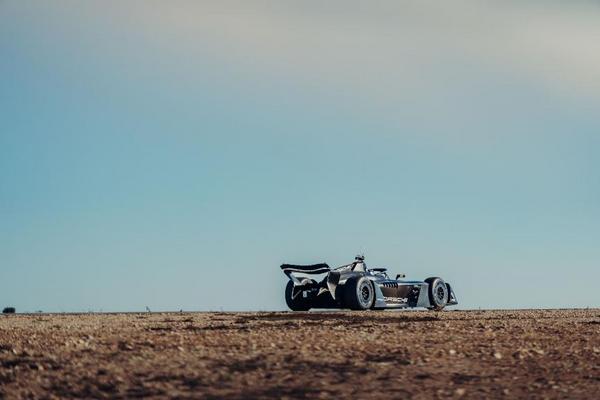 测试革命：全新保时捷FormulaE赛车突破极限