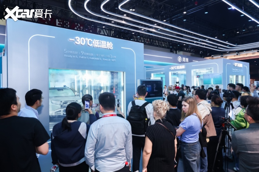 星空体育网站：强得可怕！比亚迪把-30℃低温舱搬进展馆体验极寒闪充(图1)